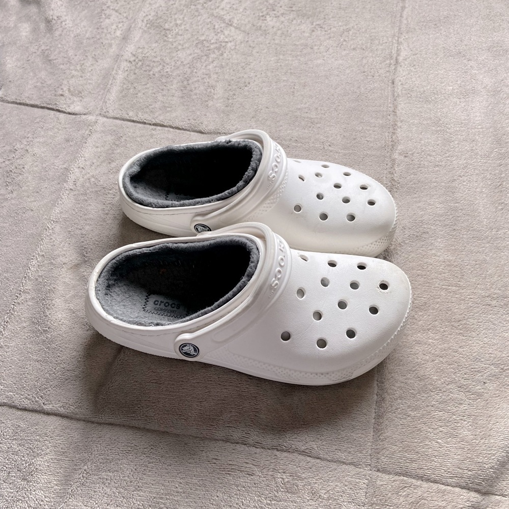 WHITE FUZZY CROCS